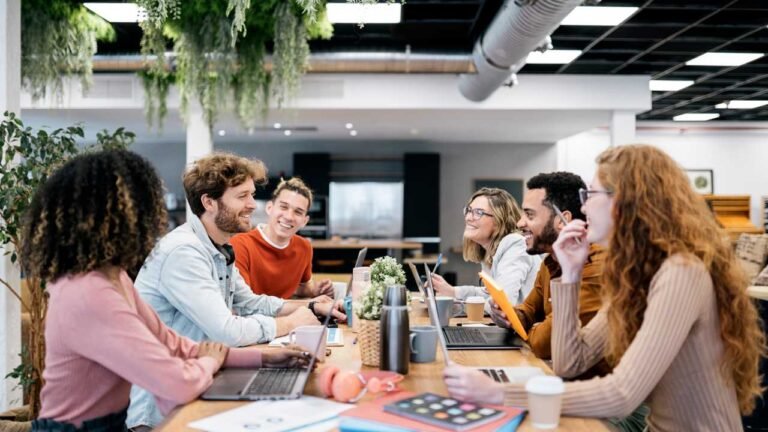 Qué Son Competencias y Habilidades en El Desarrollo Profesional 2 personas colaborando en un entorno laboral 1