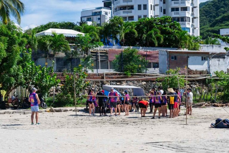 Dónde encontrar trabajo como auxiliar contable en Santa Marta 2 playa de santa marta con gente trabajando