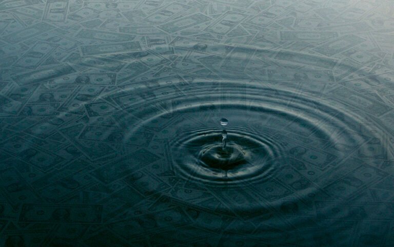 Qué oportunidades ofrece el agua en la bolsa de valores 2 reflejo de agua en un mercado financiero