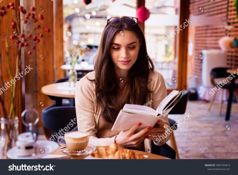 Quién es Elena Ferrante y qué ofrece "La amiga estupenda" 2 retrato de una mujer leyendo en un cafe