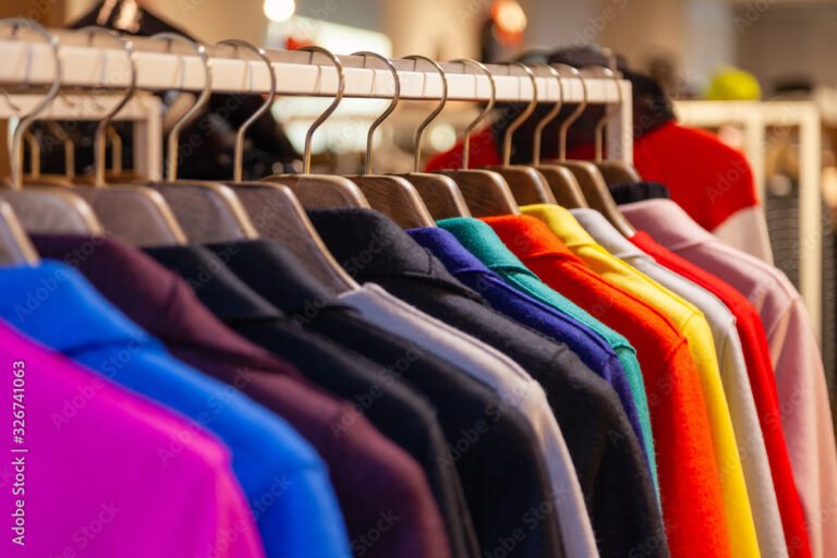 Qué productos ofrece Naf Naf en su outlet de Mayorca 2 ropa colorida en un outlet de moda