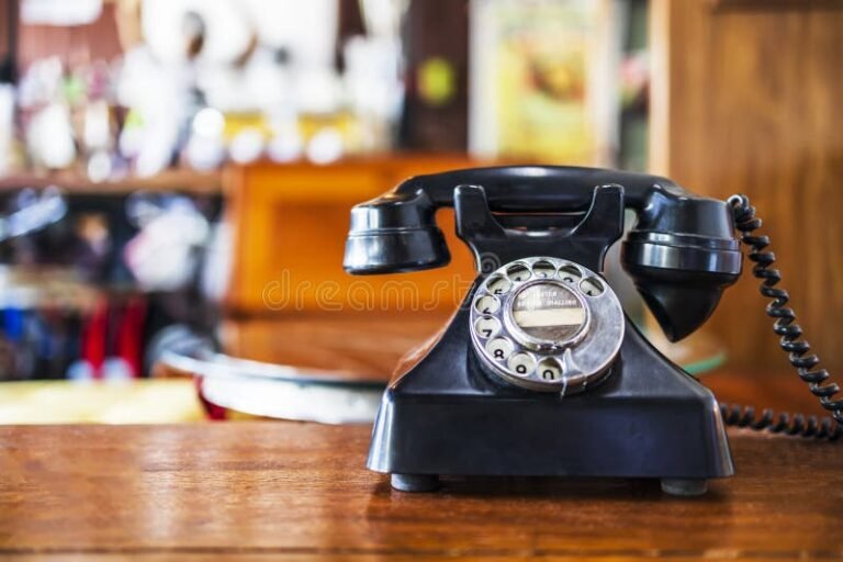 Cómo contactar a Davivienda por teléfono para asistencia en línea 2 telefono antiguo con fondo desenfocado