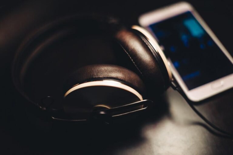 Cómo contactar al servicio técnico de UNE para tu teléfono 22 telefono y auriculares sobre una mesa