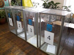 urna electoral con votos depositados