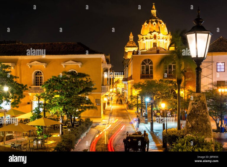 Qué opciones de vida nocturna ofrece Cartagena para disfrutar 21 vista nocturna del centro historico de cartagena
