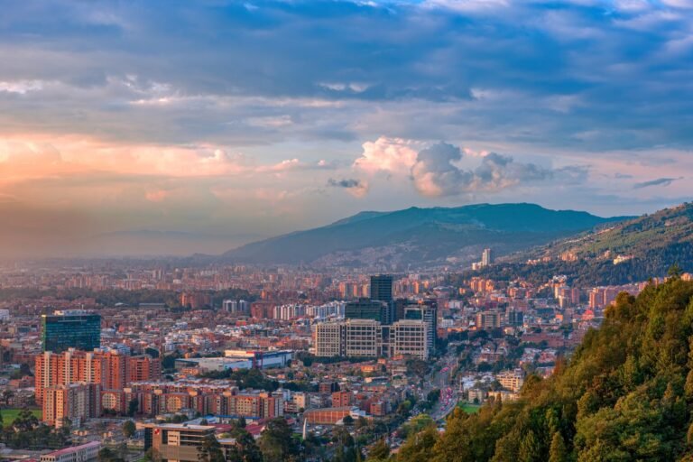 Qué actividades y lugares visitar en Bogotá y sus alrededores 25 vista panoramica de bogota y sus montanas